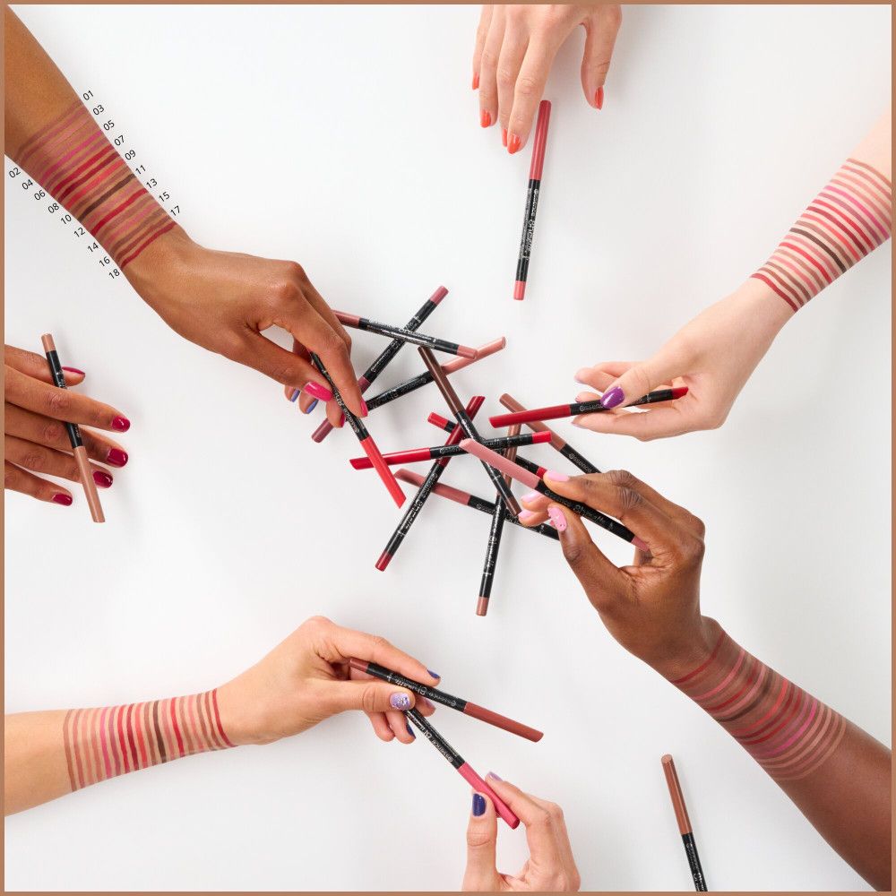 Verschillende mensen houden lipliners in verschillende kleuren vast. Kleurstalen zijn zichtbaar op de armen.