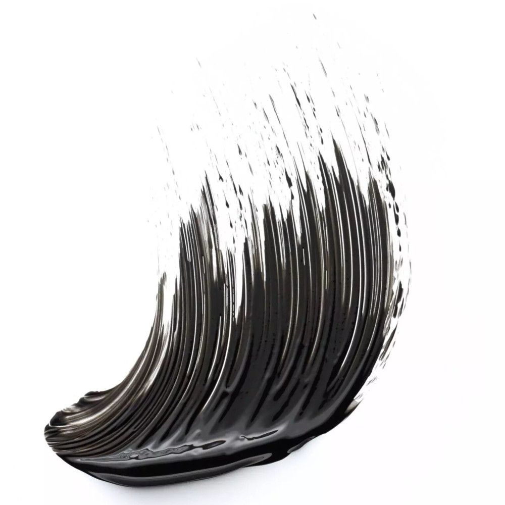 Trace de mascara noir sur fond blanc. Texture avec poils visibles.