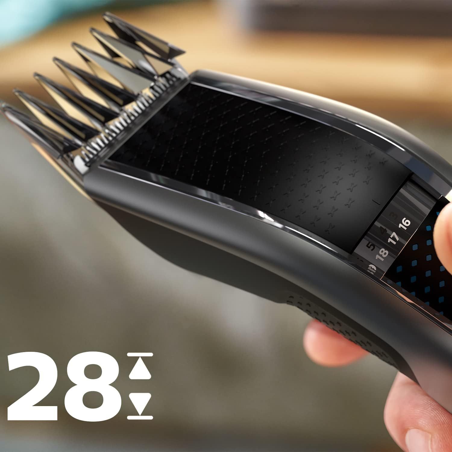 Gros plan sur les lames de la tondeuse Philips Series 5000 avec flèches.