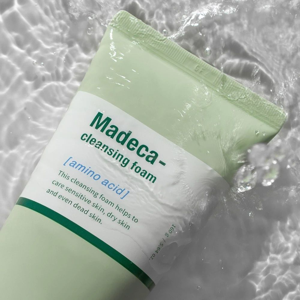 Tube vert dans l'eau. Texte: Madeca-cleansing foam, amino acid. Marque: Centellian 24.