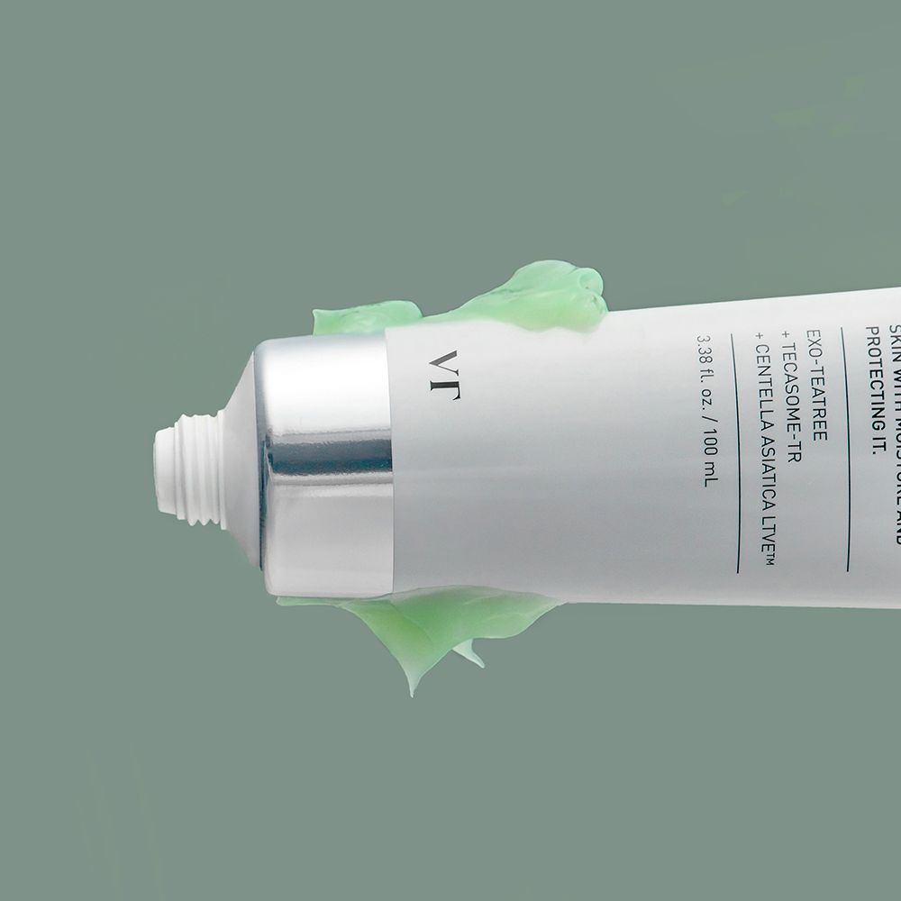 Tube de Cica Cream Plus. Tube vert et blanc avec bouchon vert. Sur gel vert. Inscription Cica Cream Plus.