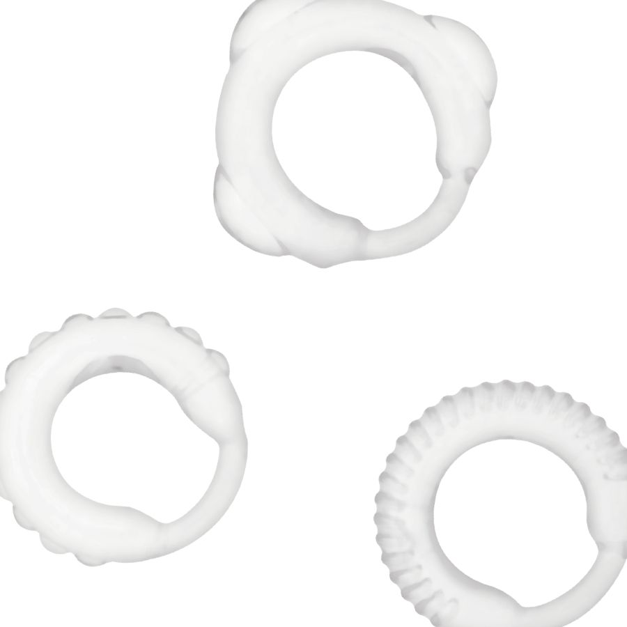 Trois anneaux de pénis transparents aux textures de surface variées, isolés sur fond blanc.