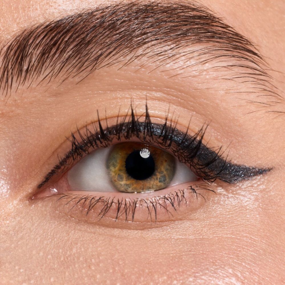 Gros plan d'un œil avec trait d'eye-liner. Cils noirs.