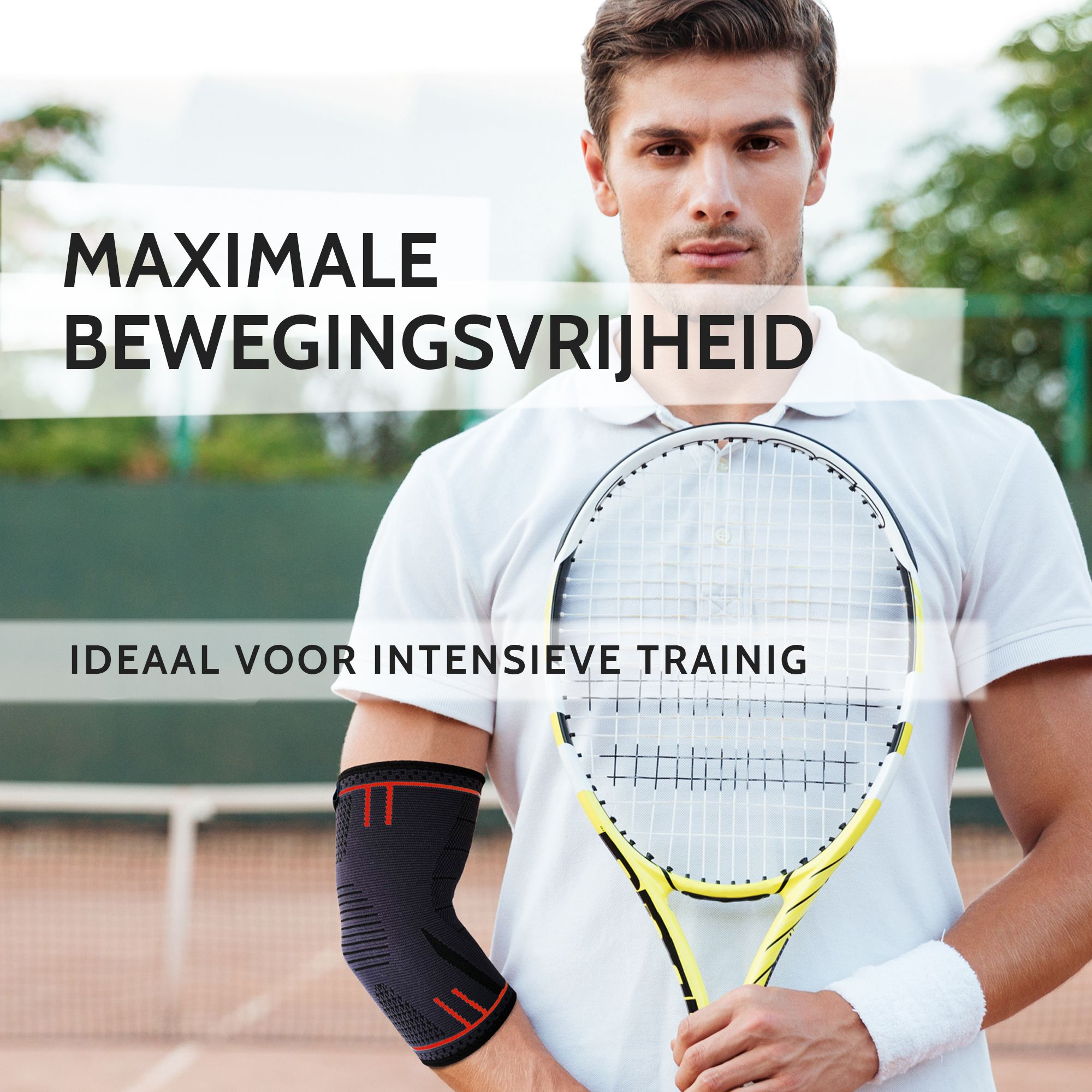Man met tennisracket, draagt elleboogbandage. Staat op tennisbaan. Sportkleding.