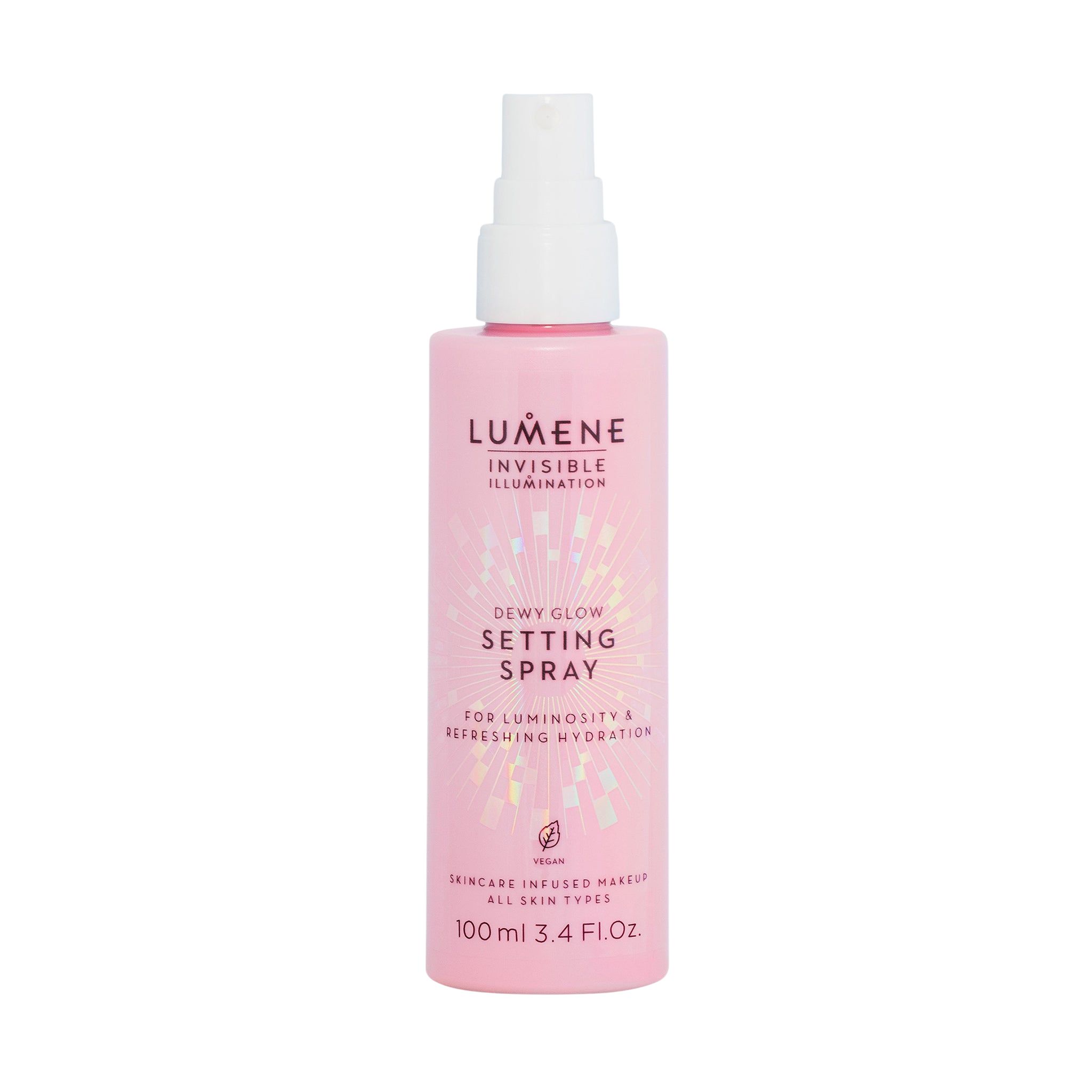 Roze fles met witte spraykop. Opschrift: Lumene INVISIBLE ILLUMINATION Dewy Glow Setting Spray. Veganistisch logo. 100 ml.
