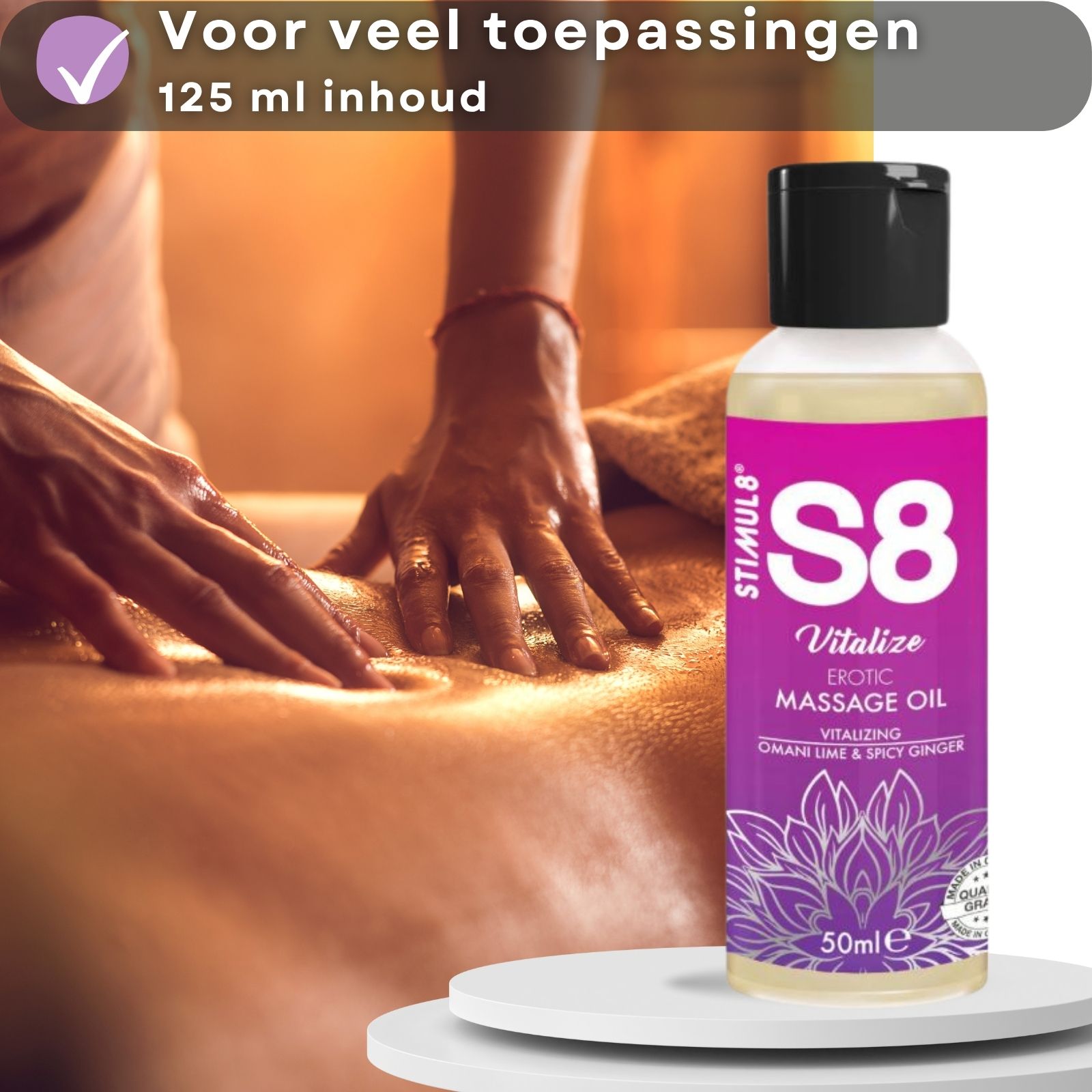 Massageolie fles, naast een vrouw. Tekst: Voor veel toepassingen, 125 ml inhoud. Op wit voetstuk.