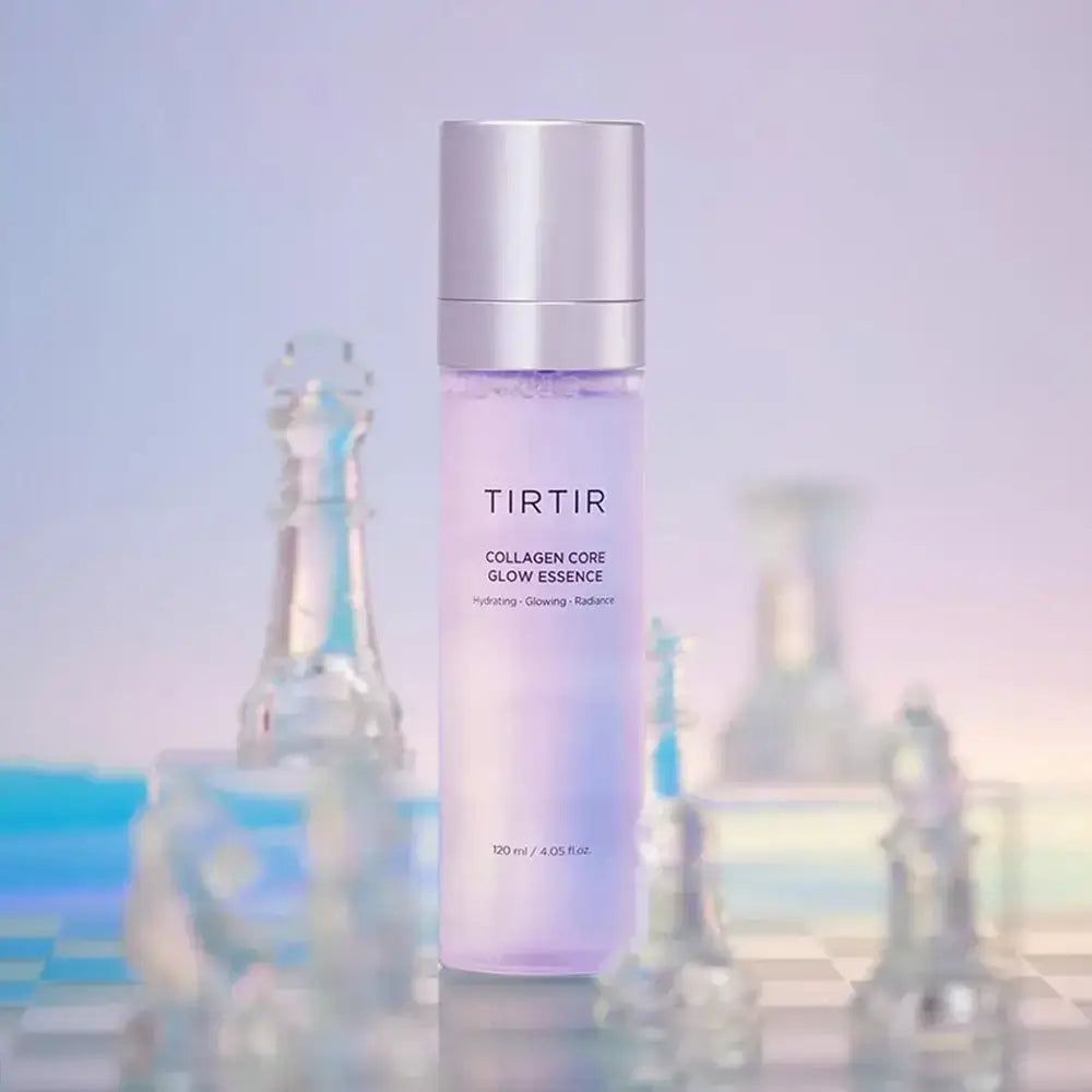 TIRTIR Collagen Core Glow Essence tussen gestileerde schaakstukken.