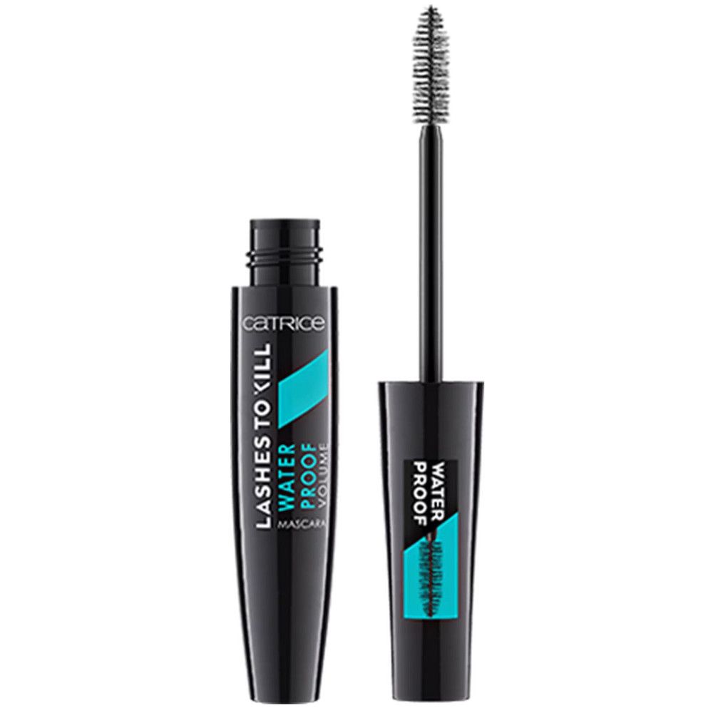 Brosse et flacon de mascara noirs. Inscription : LASHES TO KILL WATER PROOF VOLUME. Accents turquoise. Flacon ouvert avec brosse.