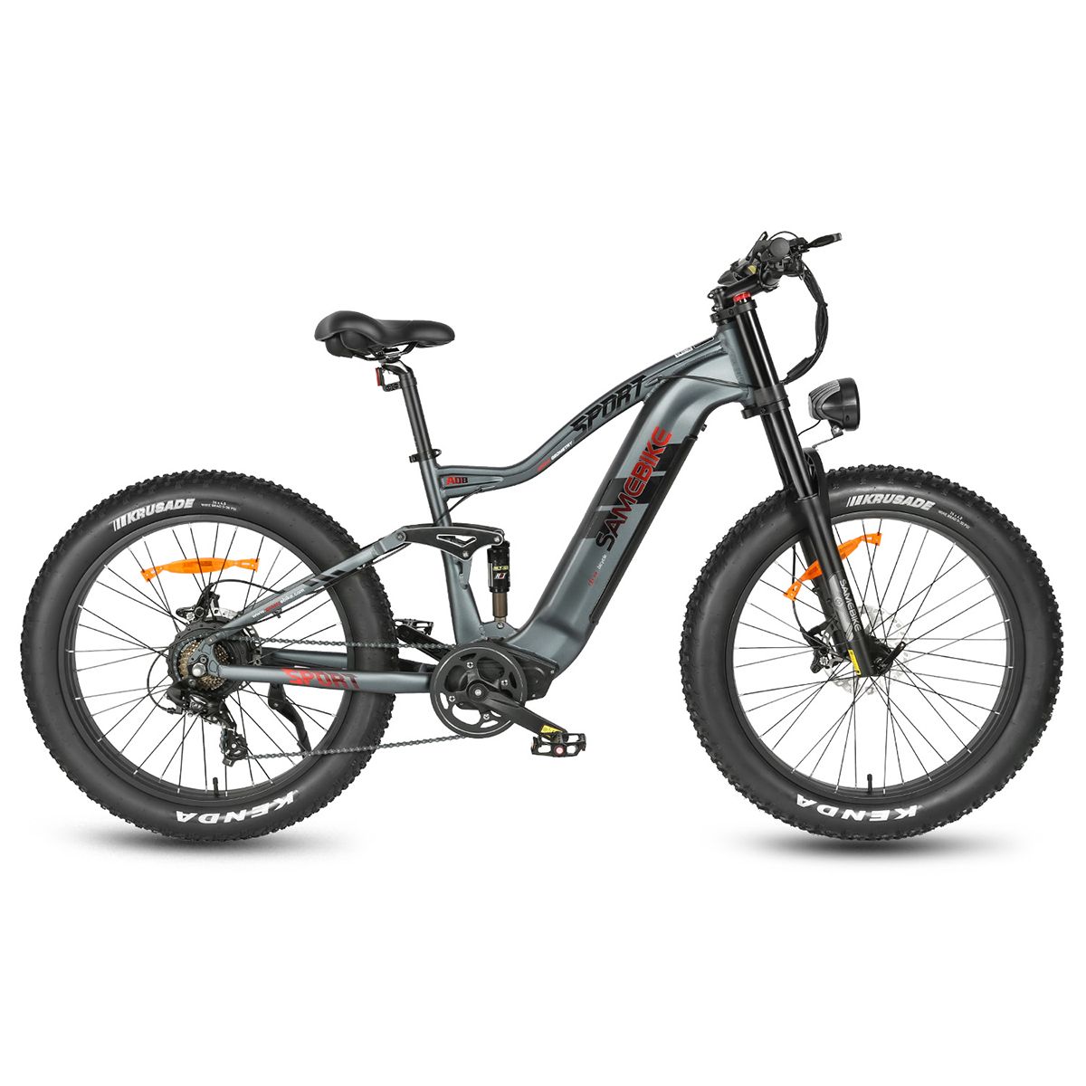 VTT électrique gris avec pneus noirs. Inscription "SPORT" et "SAMEBIKE". Selle et guidon noirs. Accents orange.