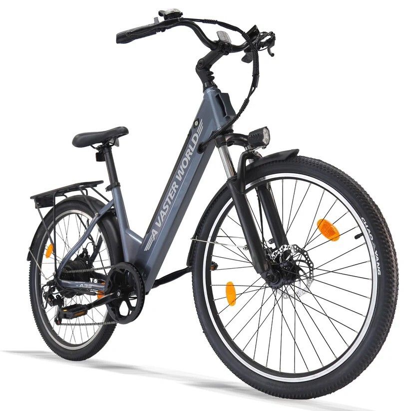 Grijze elektrische fiets met zwart frame, spatborden en bagagedrager. Schijfremmen, voor- en achterlicht.