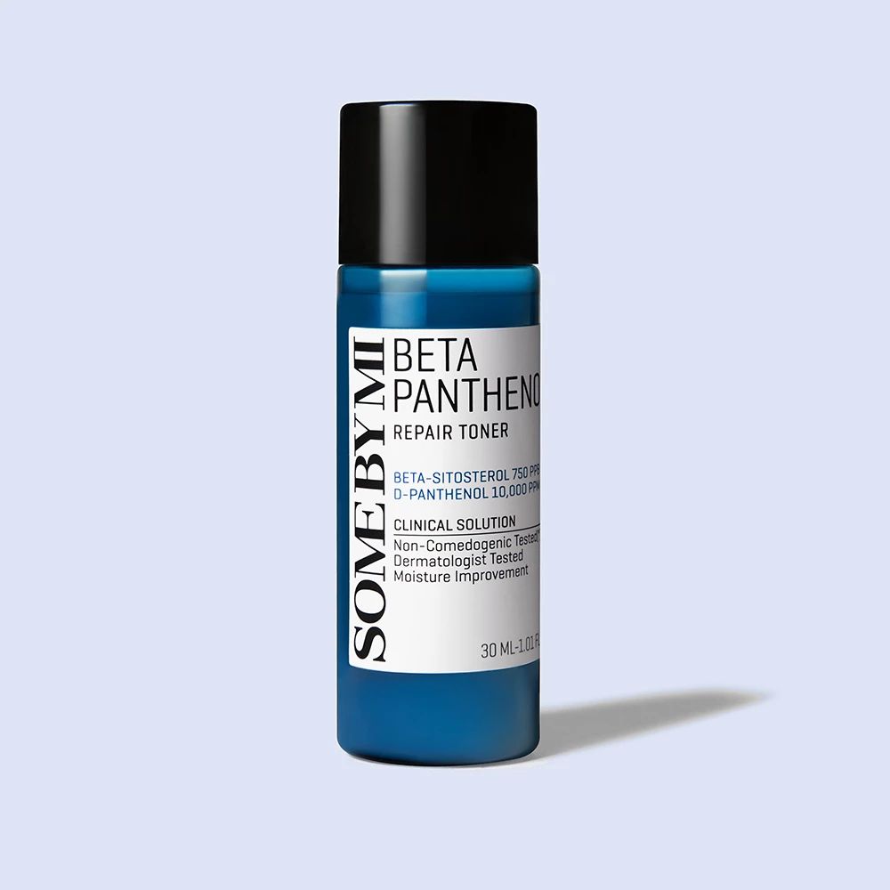 Flacon bleu avec bouchon noir. Inscription : SOME BY MI, BETA PANTHENOL REPAIR TONER. Texte : BETA-SITOSTEROL, D-PANTHENOL, SOLUTION CLINIQUE.