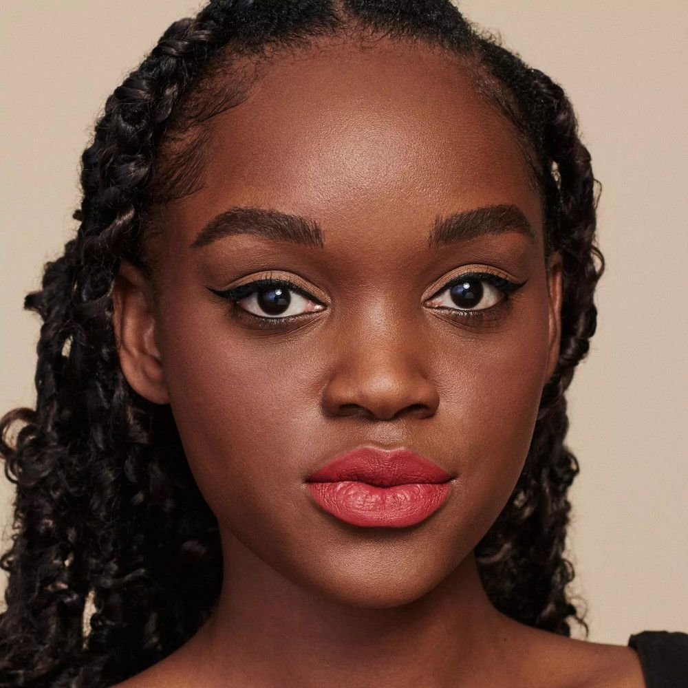 Portret van een vrouw met rode lippenstift en eyeliner.