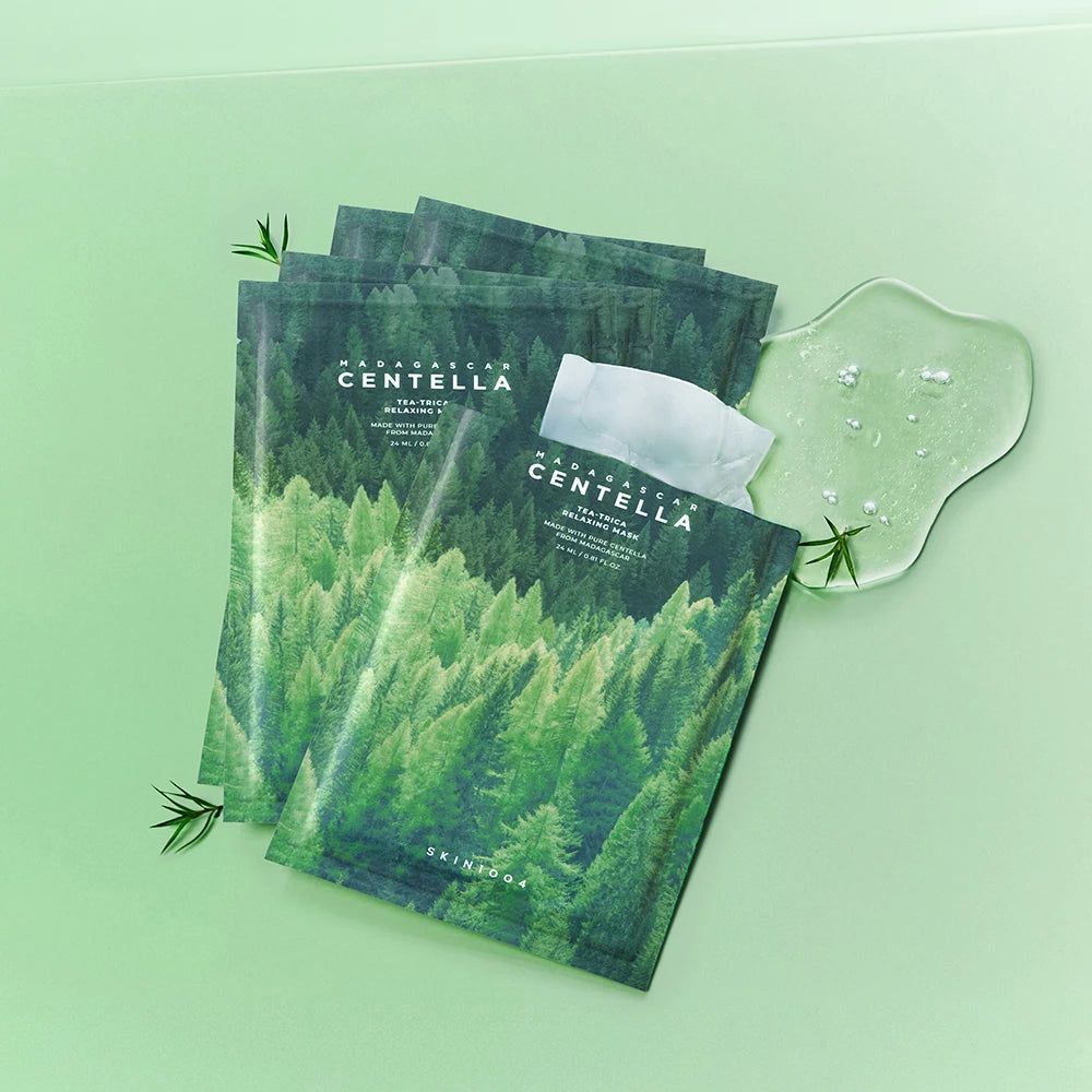 Plusieurs emballages de masques avec motif forestier et nom du produit. À côté, une masse de gel transparente et des feuilles. Texte: Madagascar Centella.