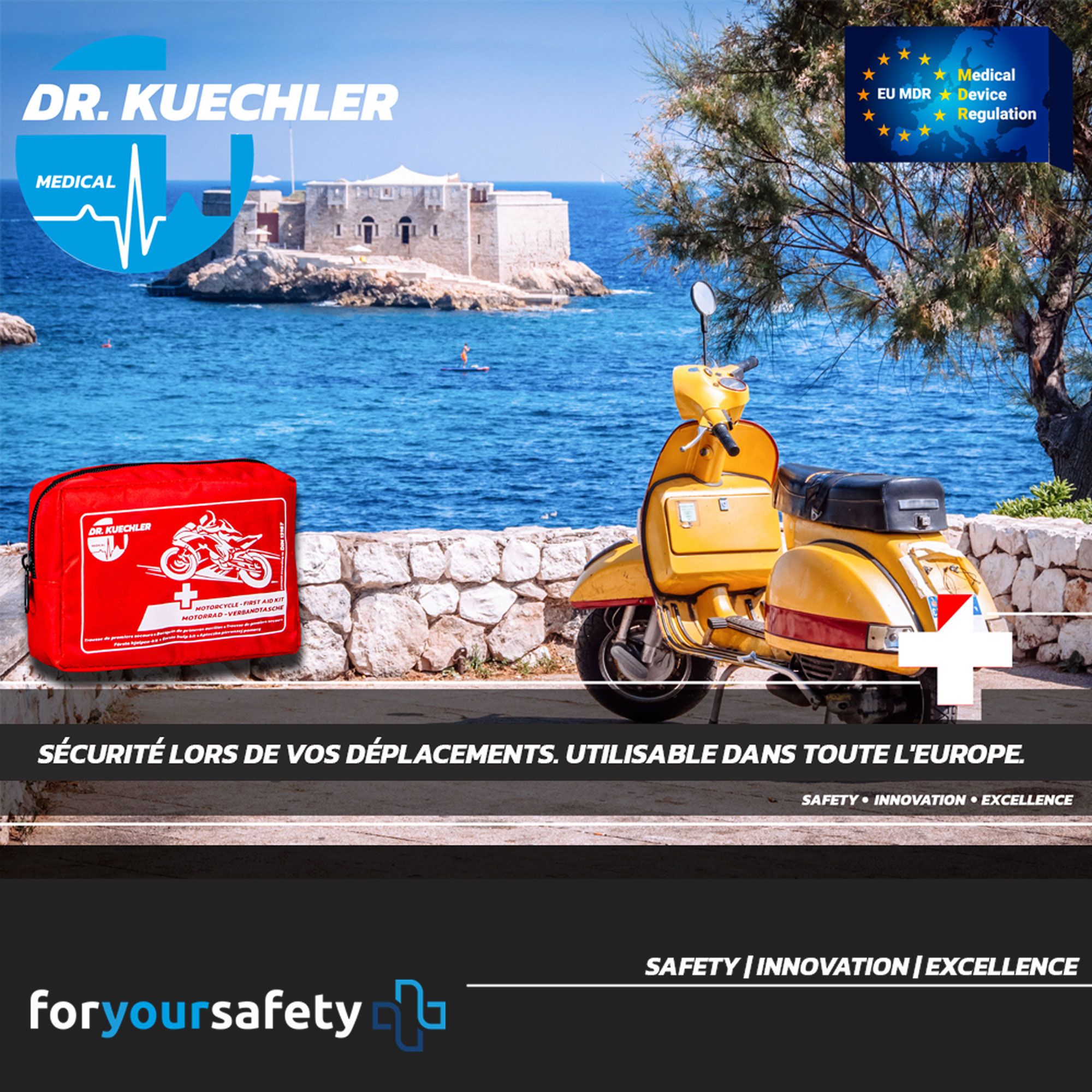 Trousse de secours rouge près d'un scooter jaune. Certification EU MDR. Texte: Sécurité lors de vos déplacements.