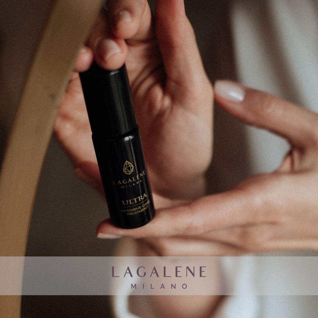 Handen houden een Lagalene Milano Ultra Intensive Care fles vast. Op de fles staat "ULTRA INTENSIVE TREATMENT".