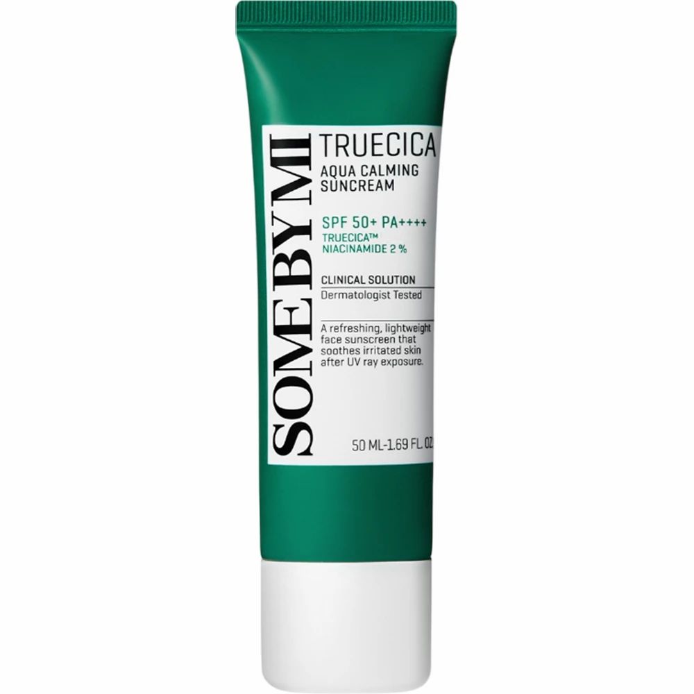 Tube de crème solaire, corps blanc, bouchon vert. Texte : SOMEBYMI, TRUECICA Aqua Calming Suncream, SPF 50+ PA++++.