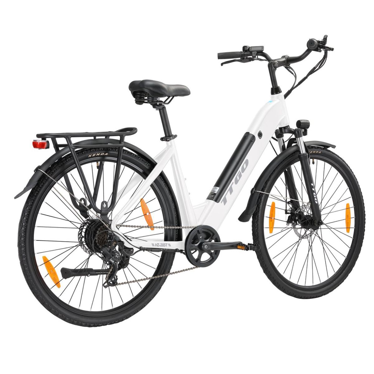 Vélo électrique blanc avec pièces noires. Logo TTGO sur le cadre. Porte-bagages, garde-boue et feu arrière. Pneus Kenda.