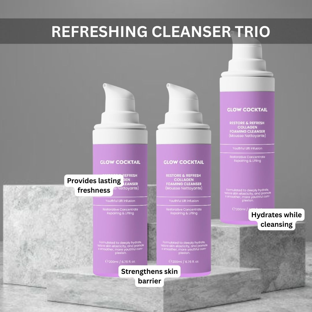 Trois flacons avec étiquettes violettes. Inscription : Glow Cocktail, Restore & Refresh Collagen Foaming Cleanser. Pompes blanches. Sur des pierres.