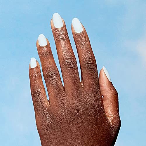 Main avec des ongles peints en bleu clair. Ongles bleus sur fond de ciel bleu. Manucure naturelle.
