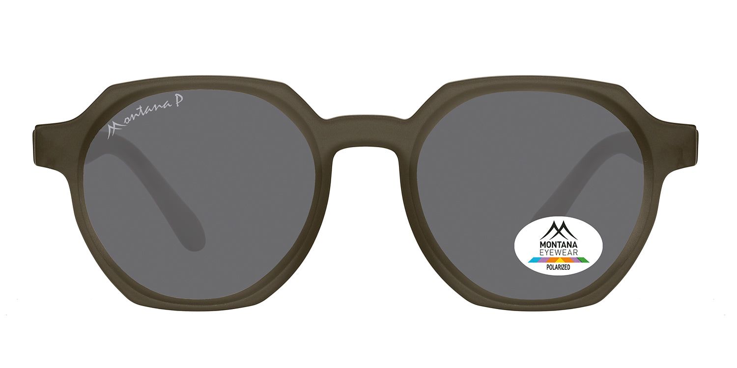 Lunettes de soleil avec verres gris et monture olive. Un autocollant avec le logo Montana Eyewear est apposé sur un verre.
