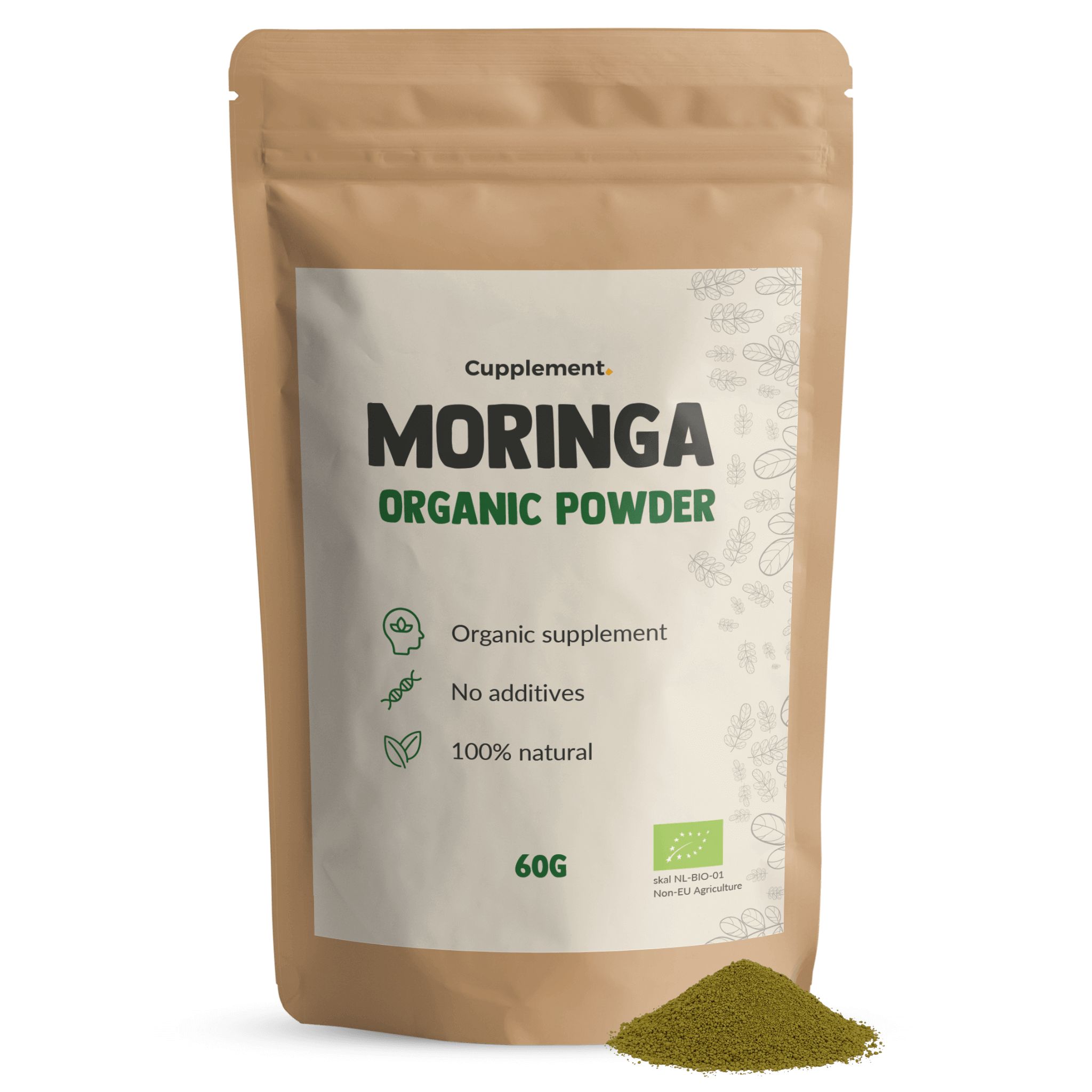 Bruine zak met tekst: Cupplement Moringa Organic Powder. Inhoud: 60g. Met bio-keurmerk. Groen poeder op de grond.