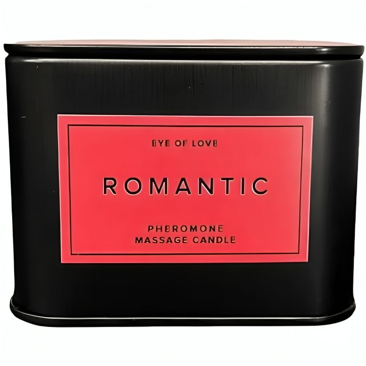 Zwarte metalen blik met rood etiket. Deksel is gesloten. Tekst: Eye Of Love, Romantic, Pheromone Massage Candle.