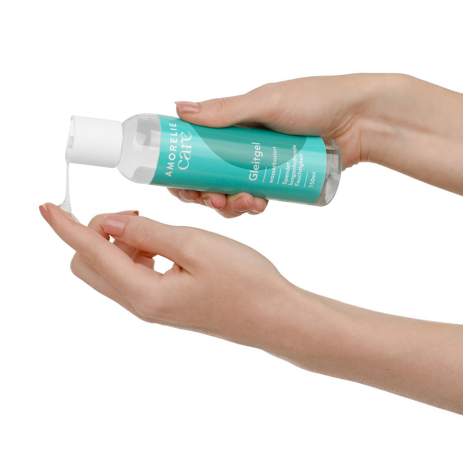 Handen houden een fles glijmiddel vast. Gel wordt op een vinger aangebracht. Opschrift AMORELIE Care.