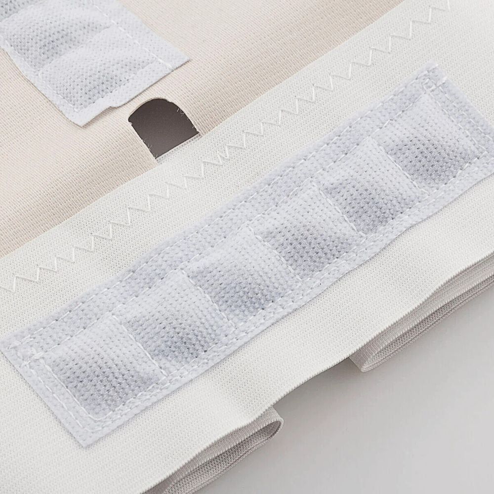 Close-up van de rugcorrector. Beige stof met witte, rechthoekige magneten. Zichtbare naden. Detailweergave.