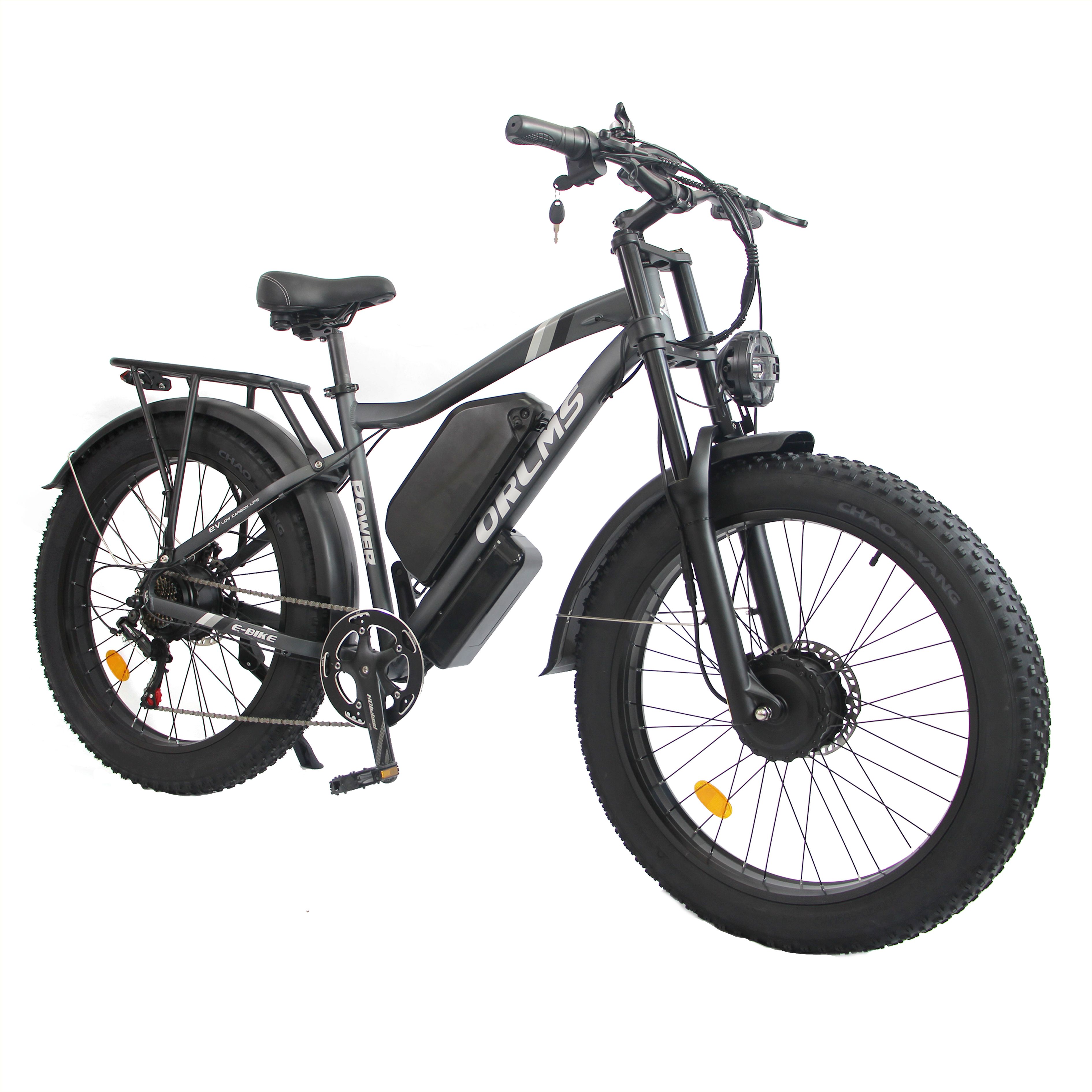 Grijze e-bike ORLMS MX500 met brede banden, bagagerek en koplamp. Accu op het frame.