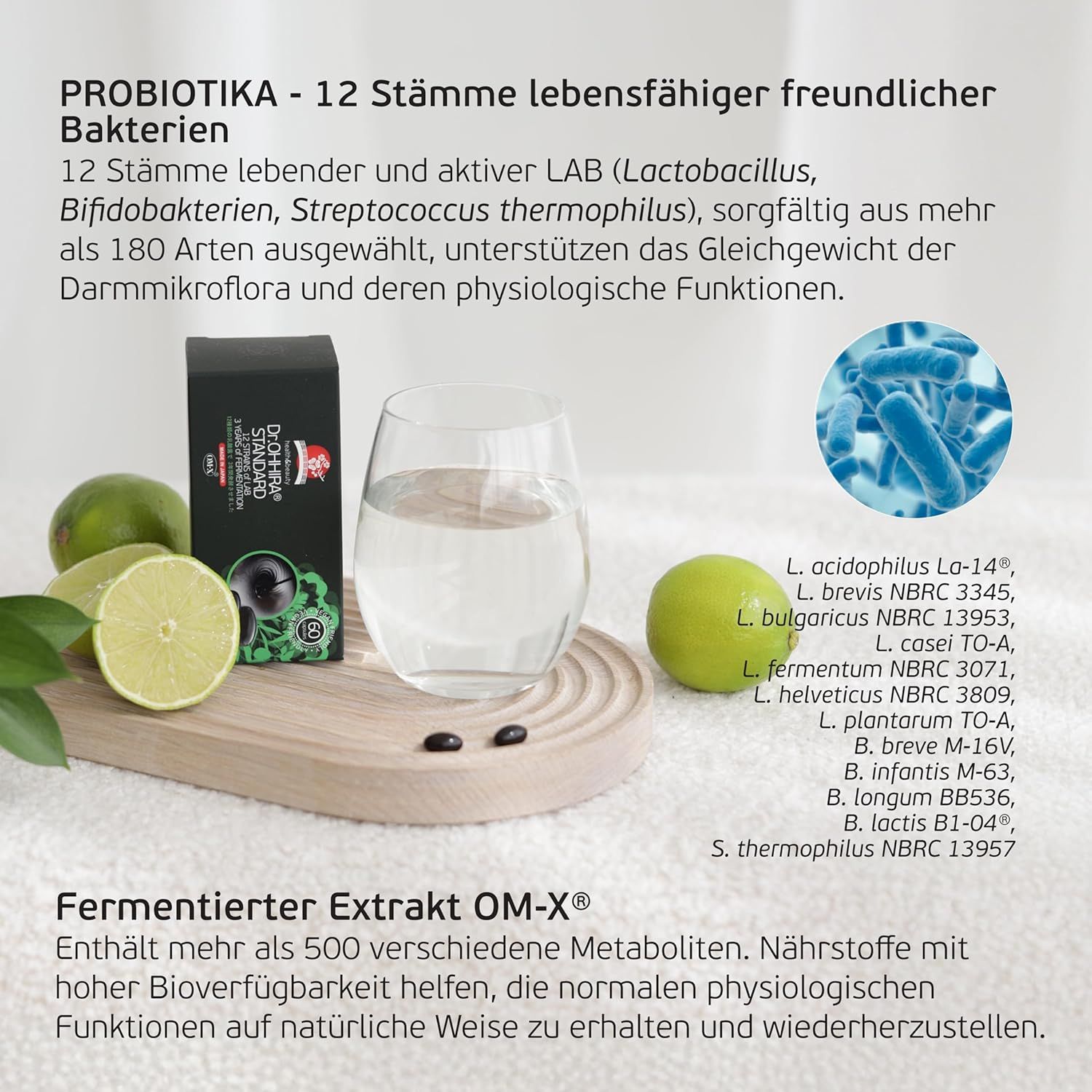 Emballage de probiotiques à côté d'un verre d'eau et de quartiers de citron vert. Liste des souches bactériennes visible.
