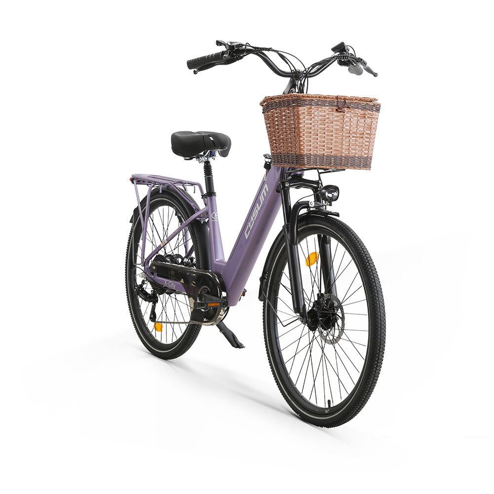 Vélo électrique violet avec panier. Marque CYSUM. Pneus, selle et guidon noirs.