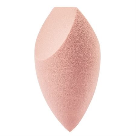 Een roze make-upspons met schuine punt op een witte achtergrond.