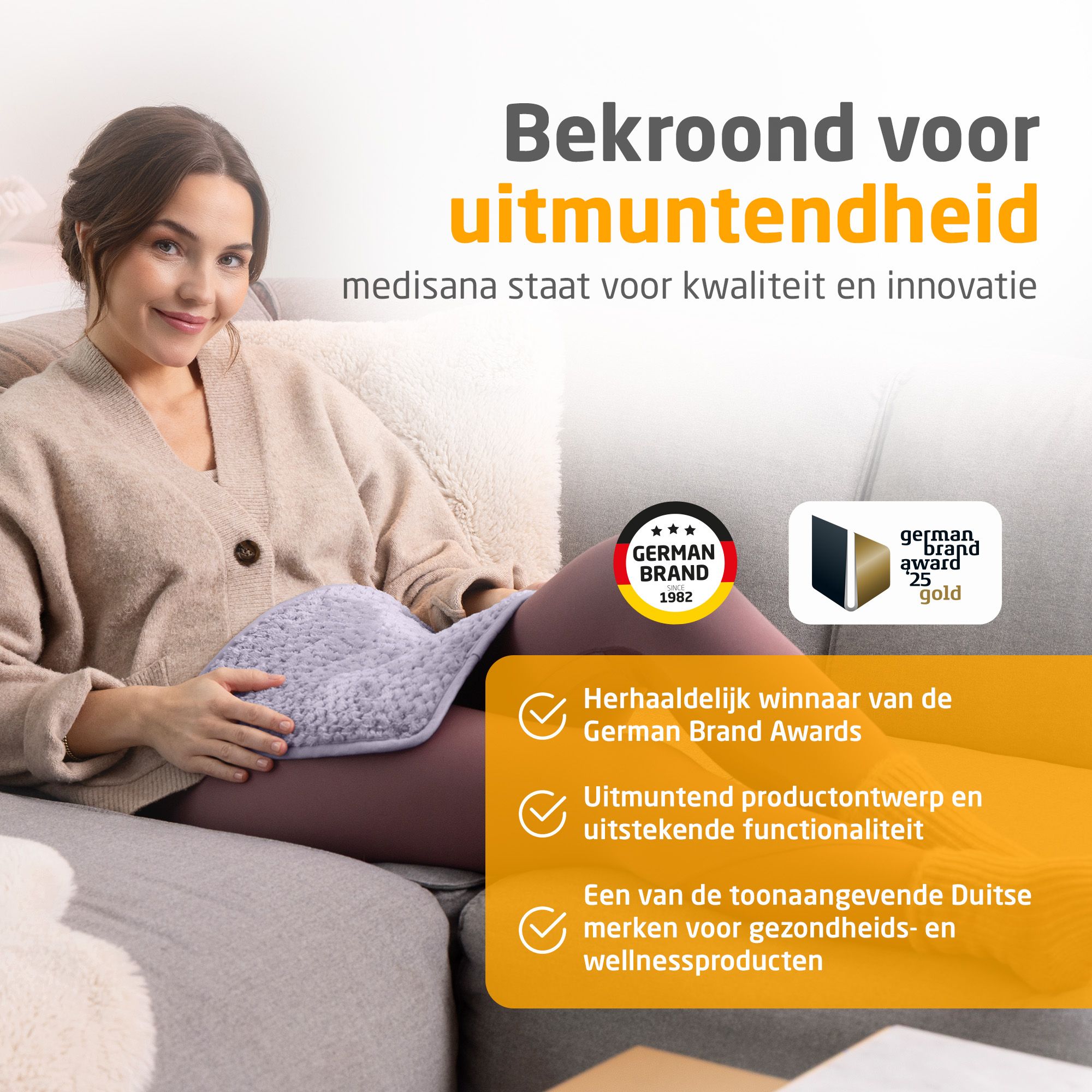 Vrouw op bank met verwarmingskussen. German Brand Award. medisana staat voor kwaliteit en innovatie.