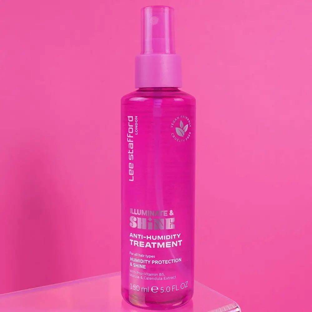 Roze haarsprayfles. Tekst: Illuminate & Shine, Anti-Humidity Treatment. 150ml, 5.0 FL OZ. Lee Stafford logo. Vegan.