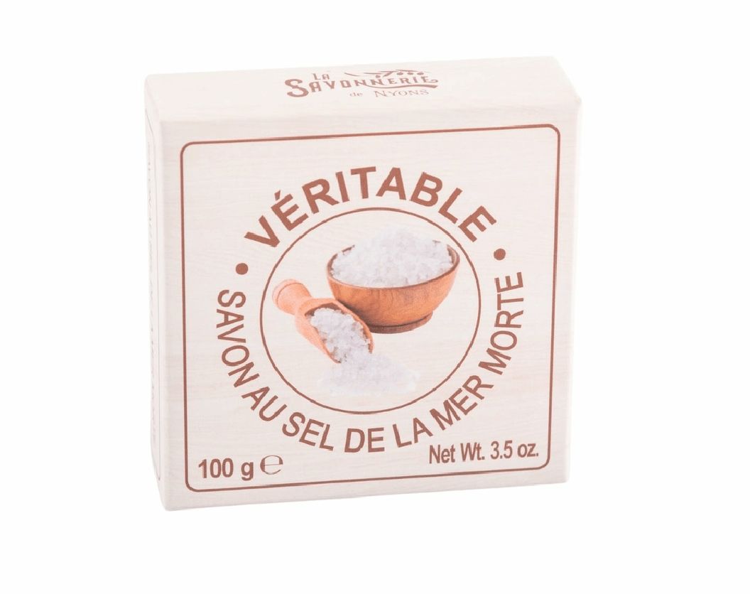 Emballage carré. Texte: VÉRITABLE SAVON AU SEL DE LA MER MORTE. Illustration: bol et cuillère de sel. Poids: 100 g, 3.5 oz.