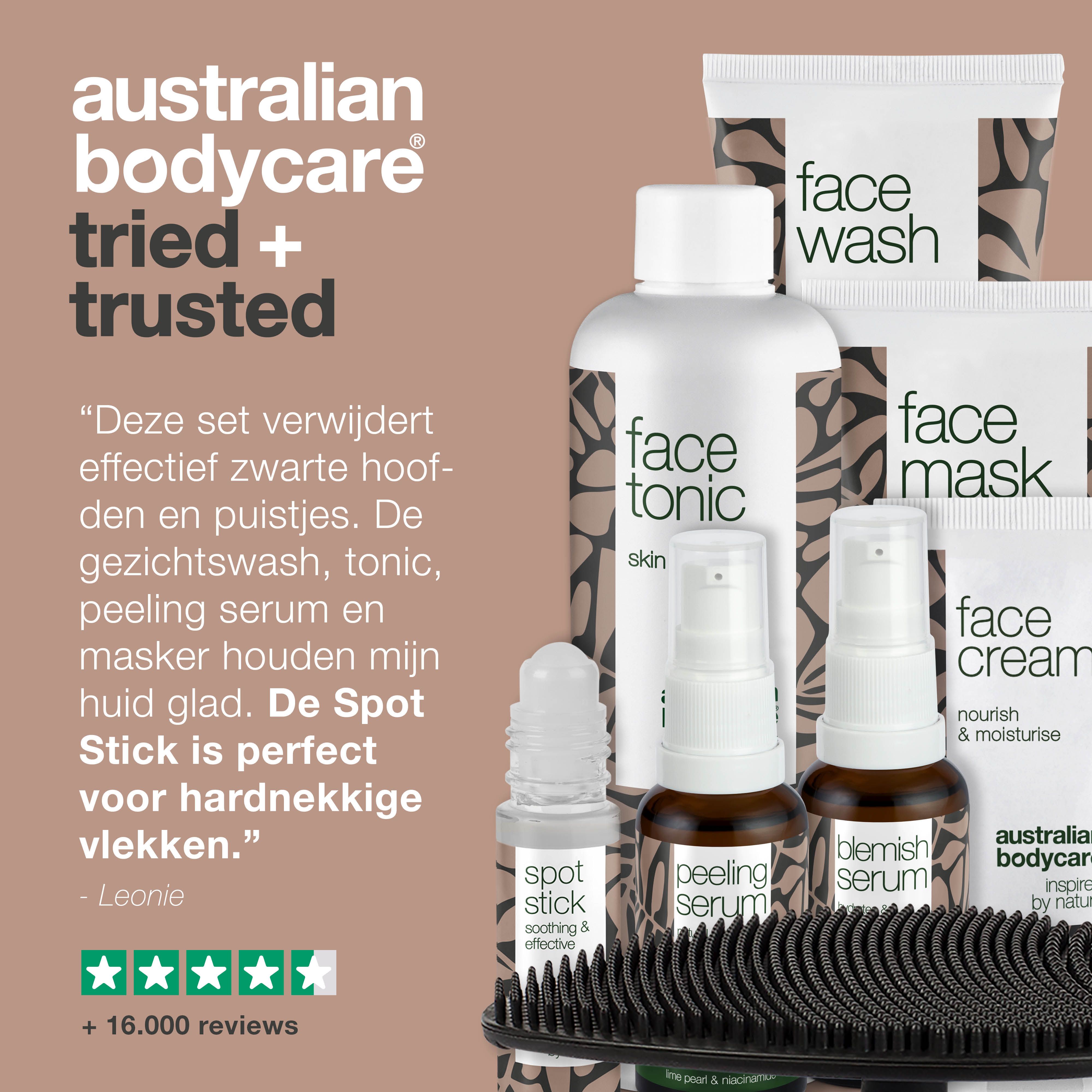 Blemish Serum in bruine glazen fles met verstuiver. Andere producten en borstel op achtergrond. Tekst: Zink & Niacinamide 10%.