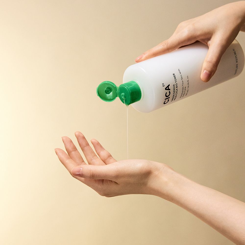 Mains tenant un flacon blanc à bouchon vert. Liquide versé dans la main.