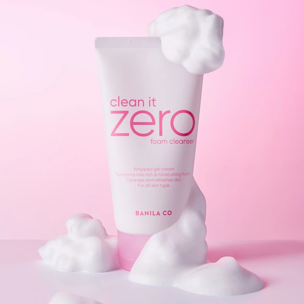 Tube blanc avec accents roses et texte "clean it zero foam cleanser". Mousse autour du tube. Logo BANILA CO.