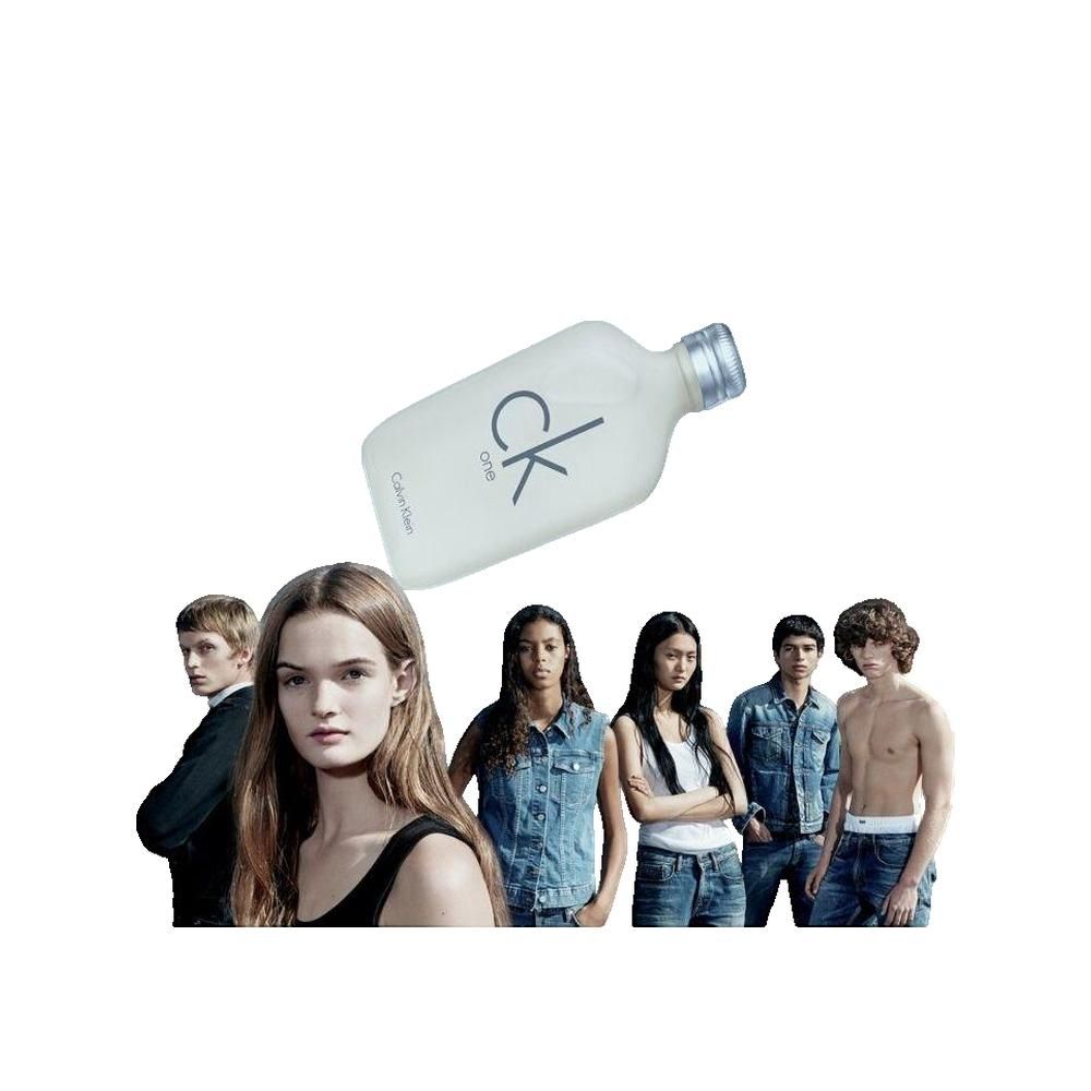 CK One fles, wit glas, zilveren dop, zwart logo. Groep jongeren op de achtergrond.