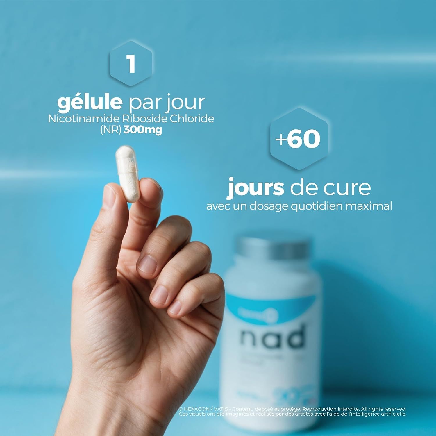 Une main tient une capsule blanche. Une bouteille étiquetée « nad » est visible en arrière-plan flou.