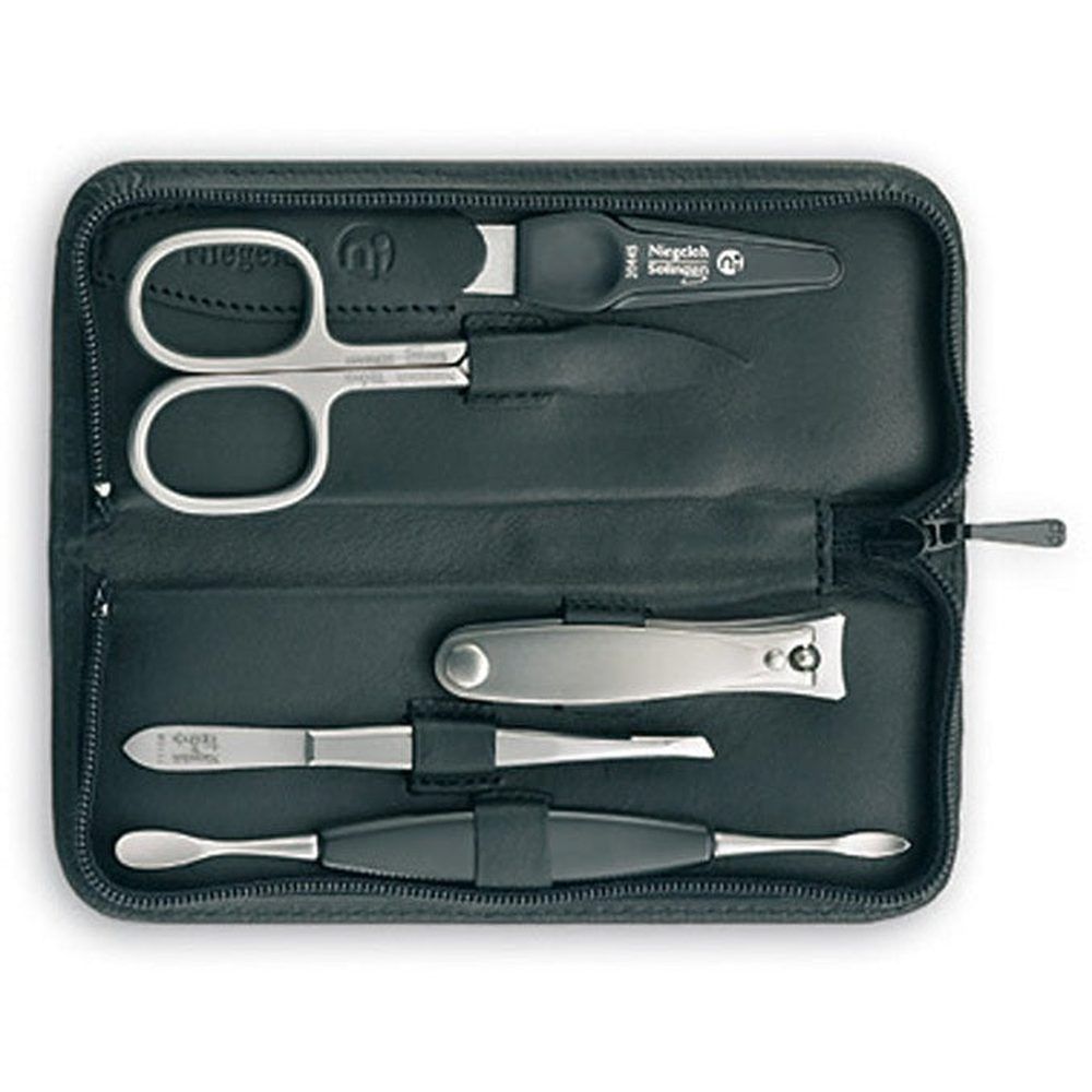 Étui noir zippé contenant 5 outils de manucure. Ciseaux, lime à ongles, coupe-ongles et autres outils sont visibles.