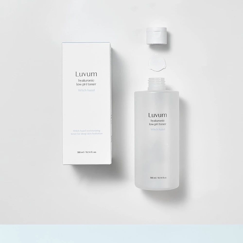 Une bouteille et une boîte. La bouteille et la boîte portent l'inscription "Luvum hyaluronic low pH toner Witch hazel".