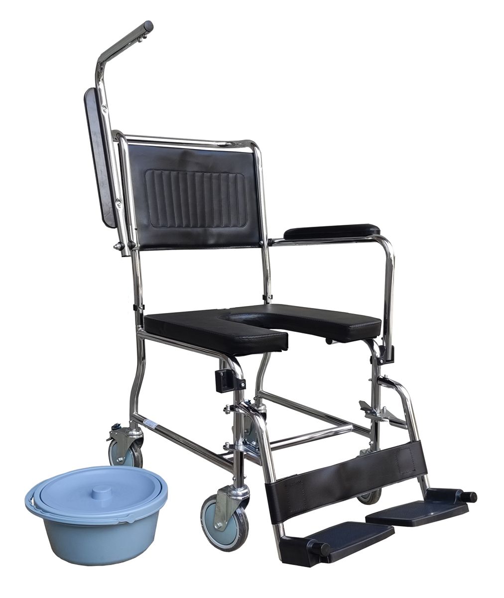 Toiletstoel met gewatteerde zitting, rugleuning, armleuningen en voetsteunen. Verchroomd frame, vier wielen. Emmer ernaast.