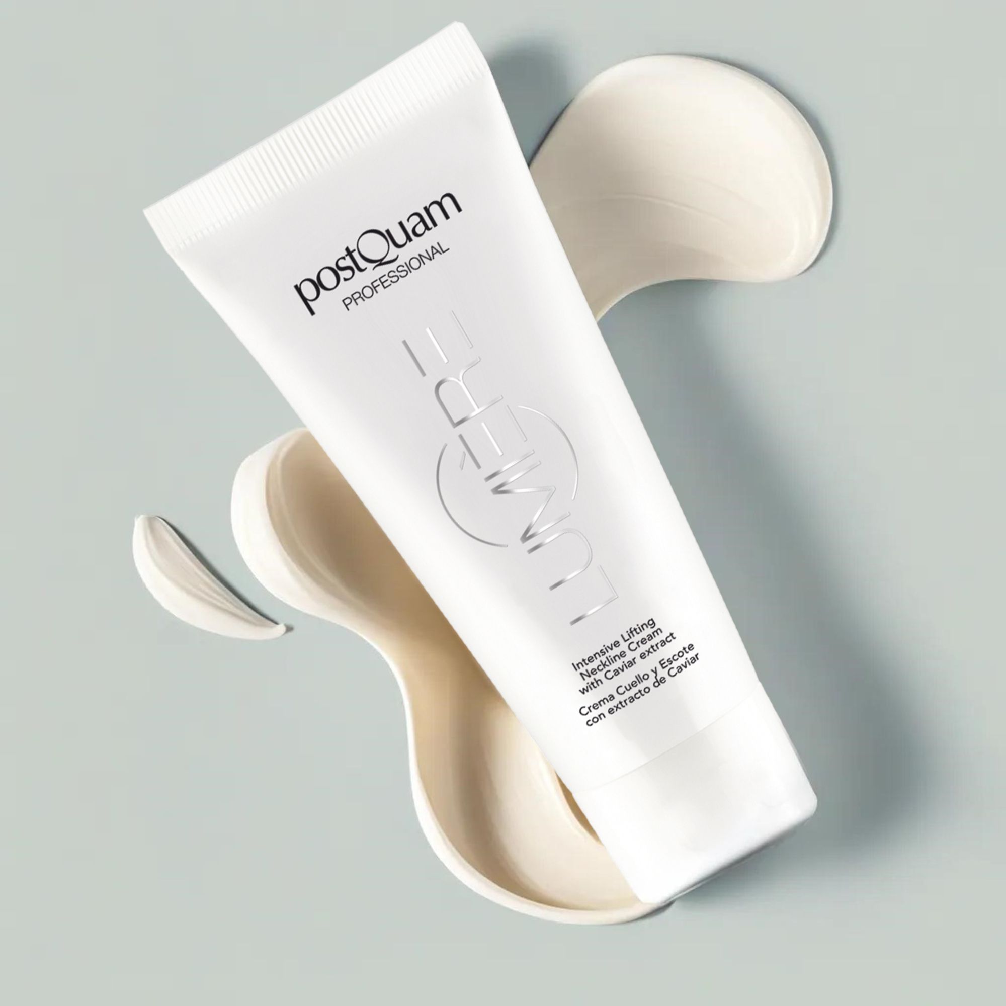 Tube blanc avec texte et logo. Entouré de taches de crème. Texte: PostQuam Professional, Caviar Lumiere.