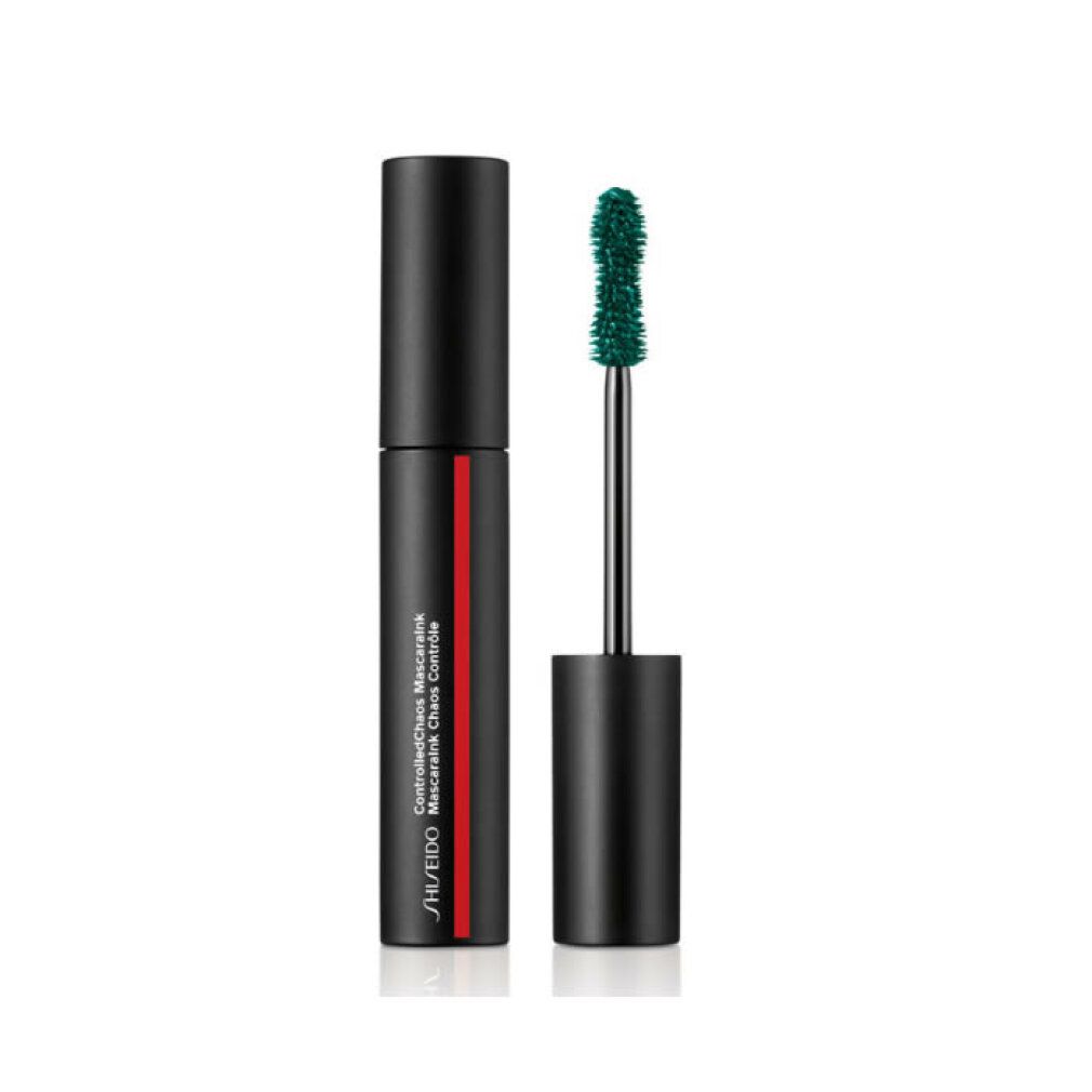 Tube de mascara noir avec brosse verte. Logo Shiseido et nom du produit. Le capuchon et la poignée de la brosse sont noirs.