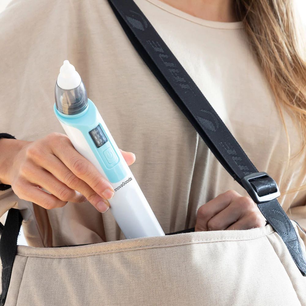 Neusaspirator in een tas. Wit en blauw. InnovaGoods-logo. De handgreep van het apparaat is zichtbaar.
