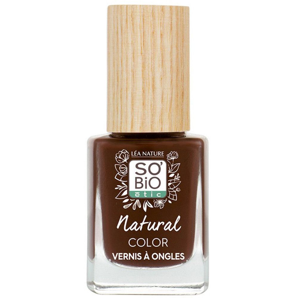 Flacon de vernis à ongles brun avec bouchon en bois. Inscription : SO'BiO étic Natural Color Vernis à Ongles.