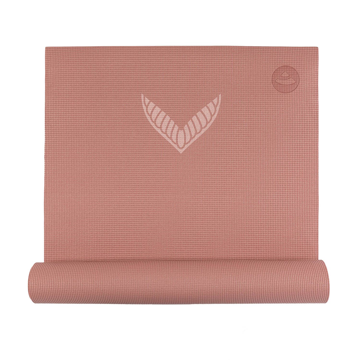 Roze yogamat, gedeeltelijk opgerold. Wit logo en patroon. Gegeribbelde oppervlakte. Rond merk rechtsboven.