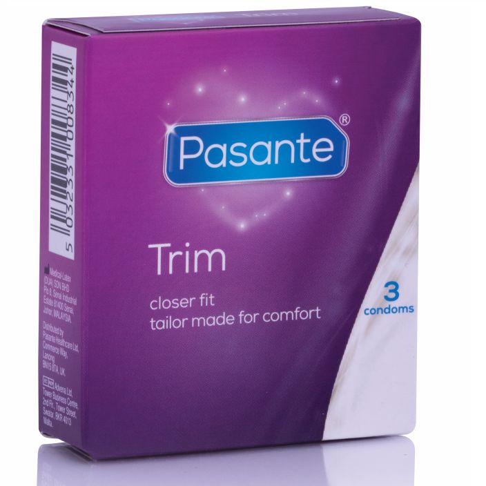 Emballage du produit. Pasante Trim, closer fit, 3 préservatifs. Boîte violette avec texte blanc.