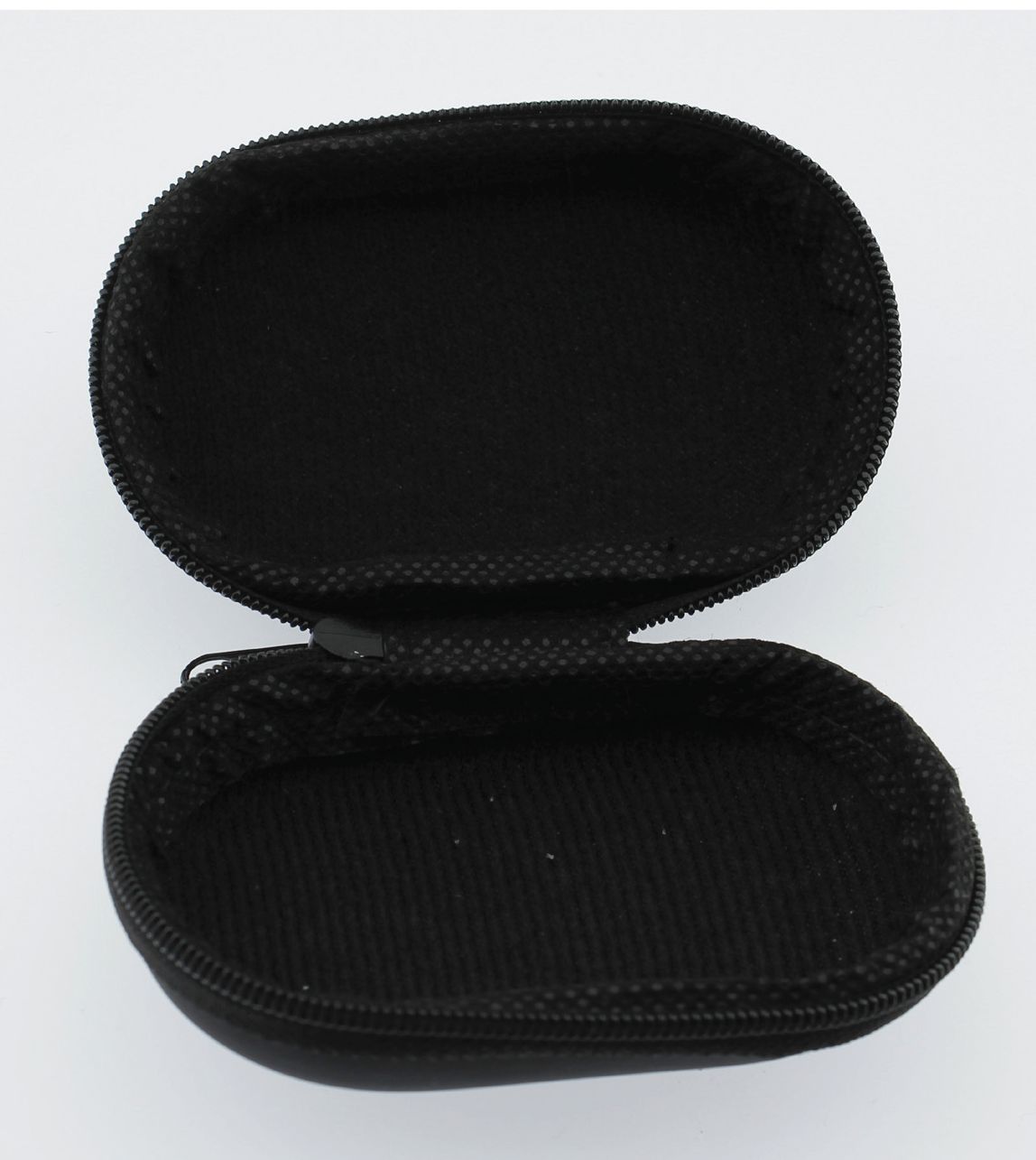 Étui noir ovale, ouvert. Doublure intérieure en tissu noir. Fermeture éclair.